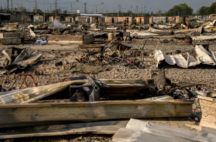 Le camp de migrants de Grande-Synthe le 11 avril 2017 à Dunkerque, détruit par un incendie dû à des rixes entre Afghans et Kurdes