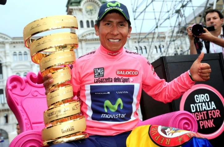 Le Colombien Nairo Quintana pose sur le podium avec le trophée après avoir remporté le Giro, le 1er juin 2014 à Trieste