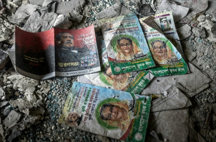 Des tracts politiques de la Première ministre Sheikh Hasina et de son père Sheikh Mujibur Rahman sur le sol du siège vandalisé de la Ligue Awami, quelques jours après le soulèvement étudiant, le 10 août 2024 à Dacca, au Bangladesh