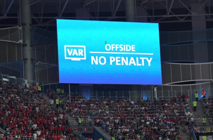 Un écran géant affiche la décision prise après consultation de la vidéo assistance pedant le match entre la Suisse et le Costa Rica le 27 juin 2018 au Mondial