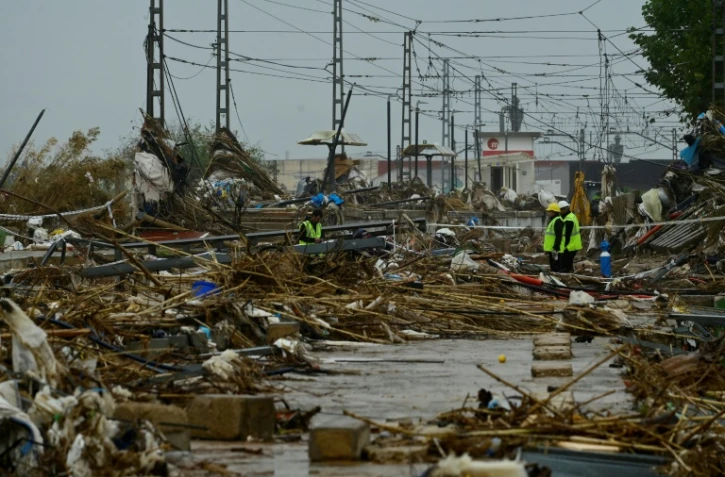 Des ouvriers au milieu des débris à Paiporta, dans la région de Valence, le 13 novembre 2024 en Esapgne