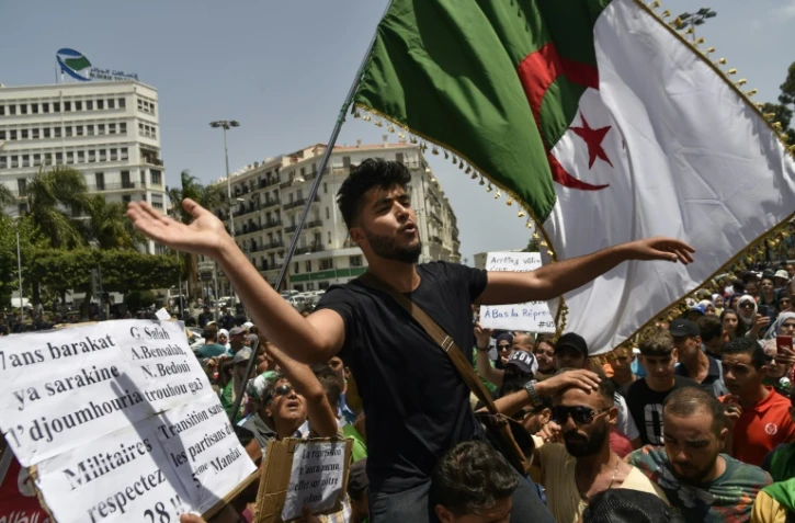 Des manifestants participent à une action de protestation contre les dirigeants algériens, le 9 juillet 2019 à Alger