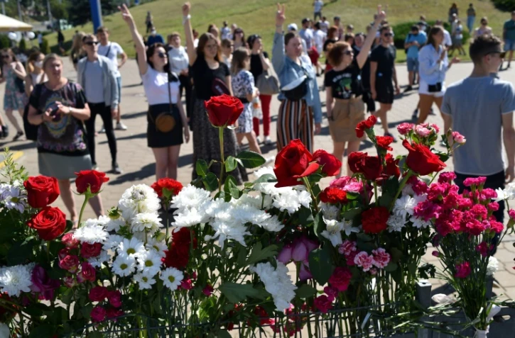 Rassemblement sur les lieux où un manifestant a été tué la nuit précédente, le 11 août 2020 à Minsk, au Belarus