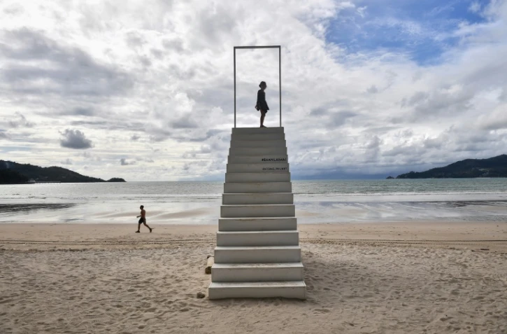 Des enfants jouent sur la plage presque vide de Patong, sur l'île de Phuket, en Thaïlande, le 1er octobre 2020