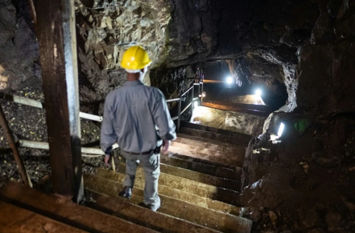 Le guide Kenth Mawete descend dans les grottes de Sterkfontein, surnommées le "berceau de l'humanité" et inscrites au patrimoine mondial de l'Unesco, le 15 avril 2025 à Krugersdorp, près de Johannesburg, en Afrique du Sud
