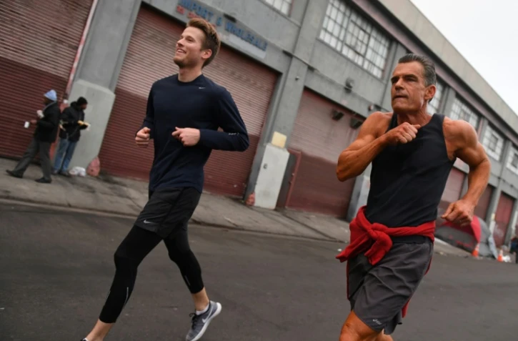 Le juge Craig Mitchell (D), fondateur du club de jogging Midnight Runners, lors d'un entraînement à Los Angeles, le 12 décembre 2016