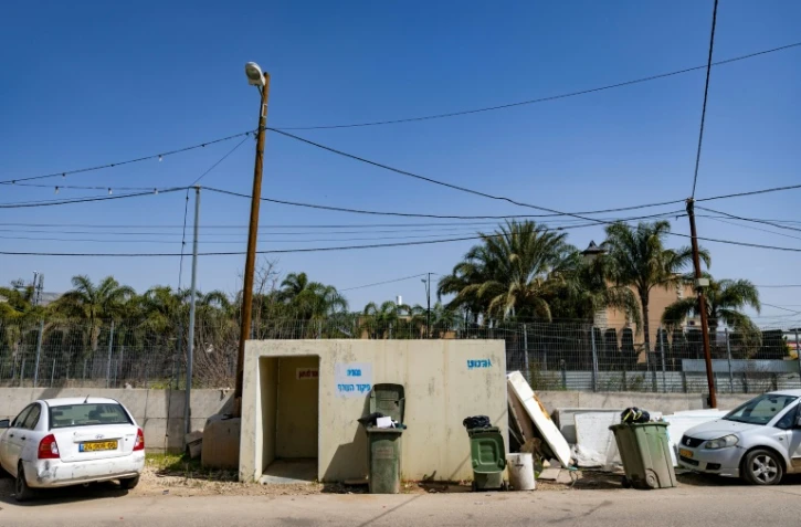Un mini abri anti-aérien dans la ville arabe de Sakhnin, dans le nord d'Israël, le 12 mars 2026