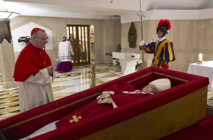 Cette photo prise le 21 avril 2025 et diffusée le 22 avril 2025 par Vatican Media montre le pape François dans son cercueil ouvert au Vatican