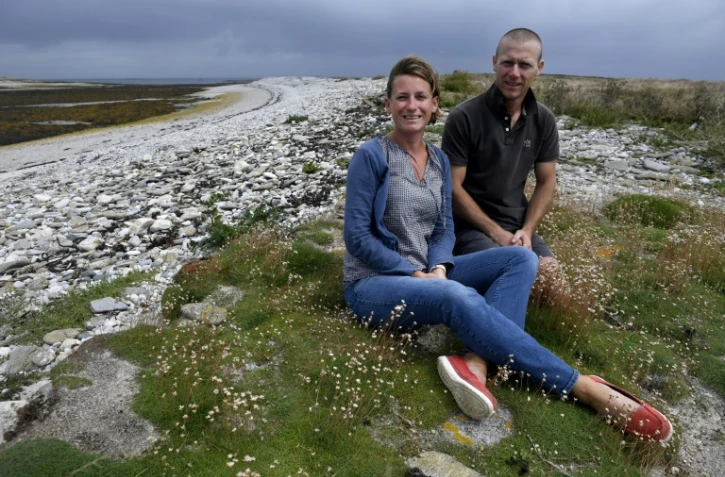 Pendant dix ans, Soizic (g) et David (d) ont vécu sur un îlot désert au large de la Bretagne, le faisant revivre.