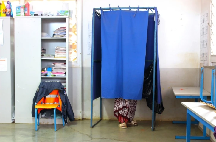 Bureau de vote dans une école de Kaweni à Mayotte où se déroulent dimanche des législatives partielles