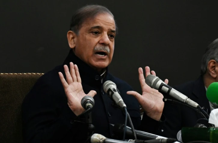 L'ex-Premier ministre pakistanais Shehbaz Sharif donne une conférence presse à Lahore le 13 février 2024