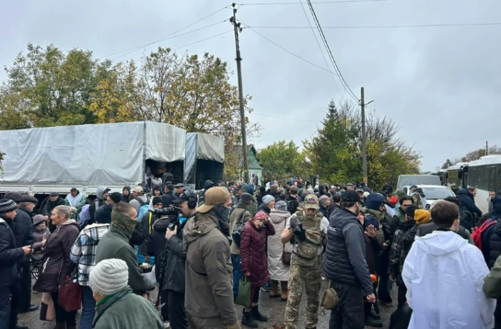 Ukraine : des habitants évacués d'Olechky, en proie à une crise humanitaire