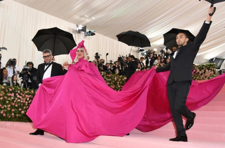 Lady Gaga arrive au gala du Met