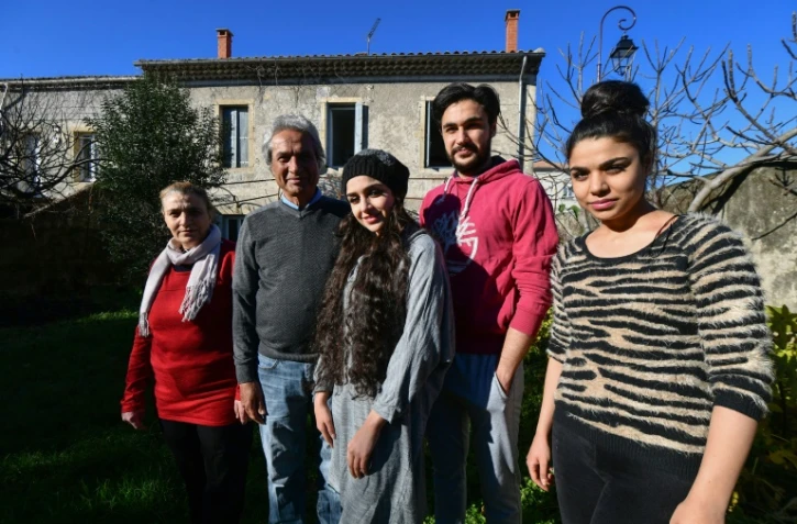 La famille Al Fakhry, les parents Shiar et Asaad et leurs enfants Reham, Haitham et Rym, le 30 novembre 2016 devant la maison mise à leur disposition à Quissac
