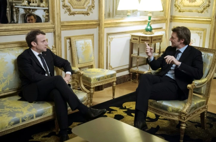 Le président Emmanuel Macron (g) et le président de l'Association des maires de France, François Baroin (d), le 22 novembre 2017 à l'Elysée à Paris