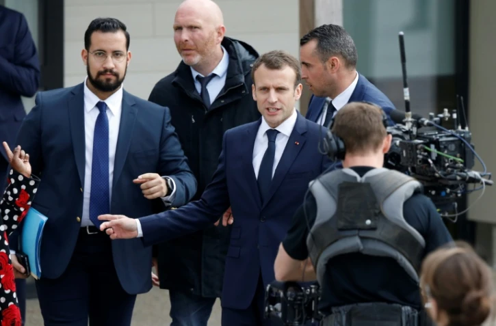 Alexandre Benalla (g) et Emmanuel Macron le 12 avril 2018 à Berd'huis