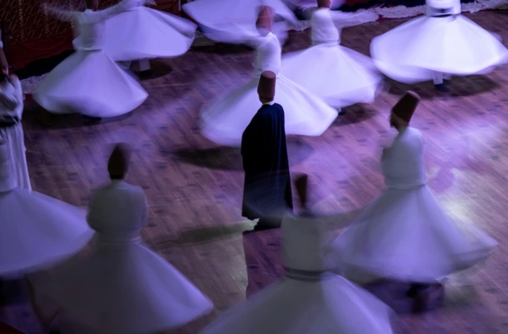 Des derviches tourneurs célèbrent le 750e anniversaire de la mort de Rumi, poète mystique soufi, fondateur de leur ordre, par une "sema" au centre culturel Mevlana, le 16 décembre 2023 à Konya, en Turquie