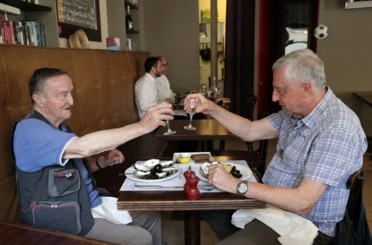 Des clients installés à l'intérieur d'un restaurant à Paris le 9 juin 2021
