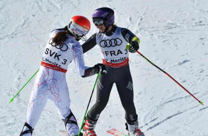 La Française Tessa Worley salue la Slovaque Petra Vlhova lors de la finale de l'épreuves par équipes, le 14 février 2017 aux Mondiaux de St. Moritz