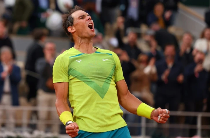 L'Espagnol Rafael Nadal célèbre sa victoire en 5 sets face au Canadien Felix Auger-Aliassime, en 8e de finale du tournoi de Roland-Garros, le 29 mai 2022