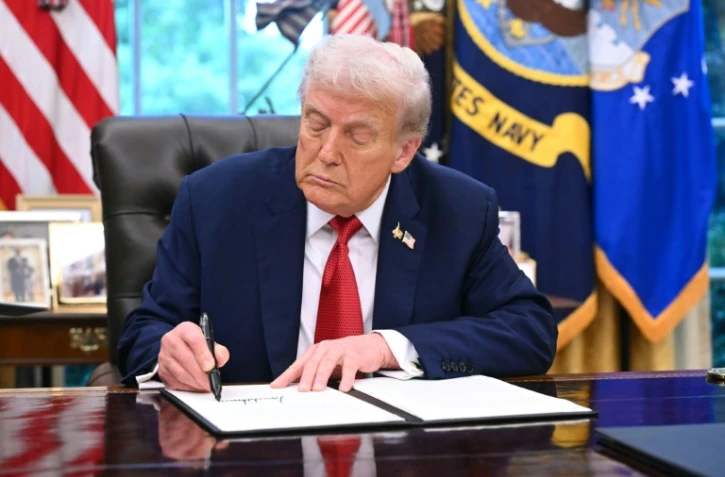 Le président américain Donald Trump signe un décret sur TikTok à la Maison Blanche, à Washington, aux Etats-Unis, le 25 septembre 2025