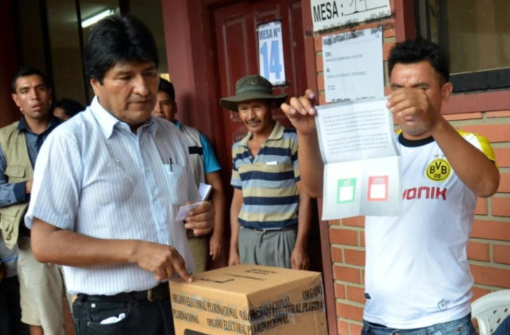Le président bolivien Evo Morales (g), le 21 février 2016 à Villa 14