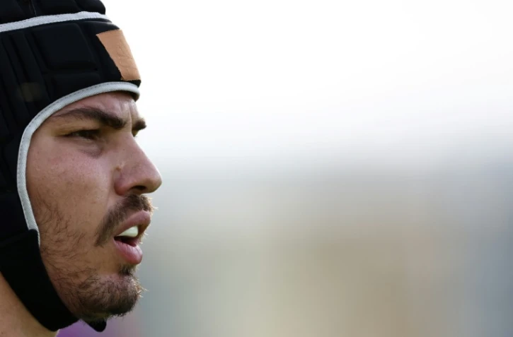 Antoine Dupont, avec son casque à l'entraînement au stade du Parc de Rueil-Malmaison près de Paris le 11 octobre 2023