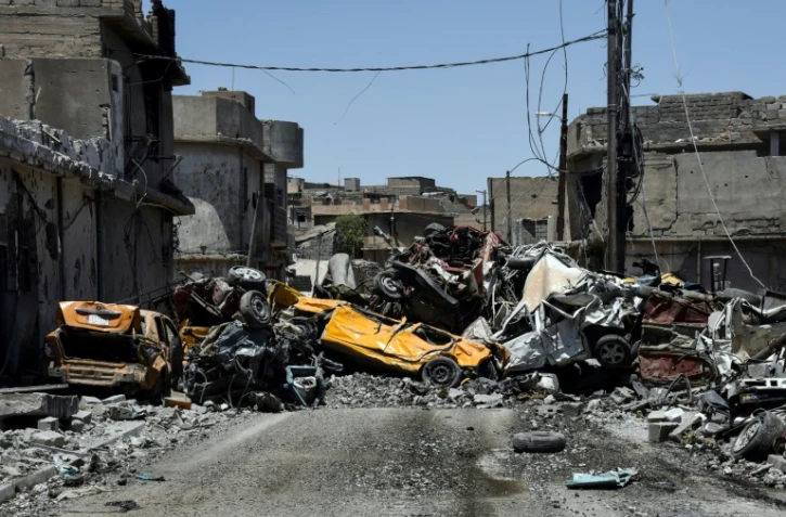 Des carcasses de voitures détruites à Mossoul, en Irak, le 9 juin 2017
