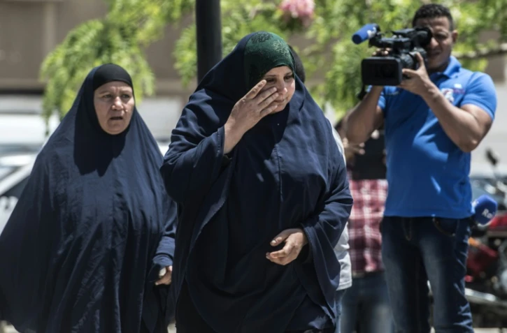 Des proches de passagers du vol EgyptAir qui s'est abîmé en mer arrivent à l'aéroport du Caire le 19 mai 2016