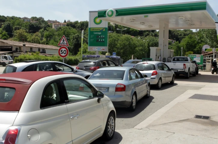 File d'attente d'automobilistes à une station-service le 27 mai 2016 à Ajaccio