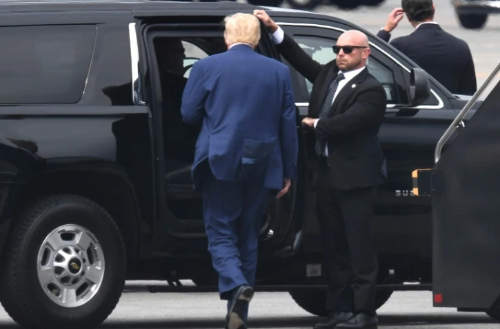 L'ancien président américain Donald Trump à sa descente d'avion à l'aéroport 
Ronald Reagan à Arlington, en Virginie, le 3 août 2023