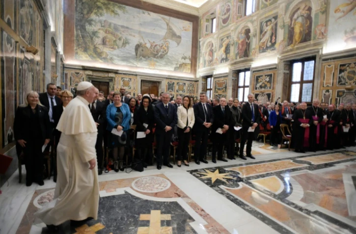 Le pape François rencontre des élus français au Vatican, le 30 novembre 2016. Photo fournie par le service de presse du Vatican