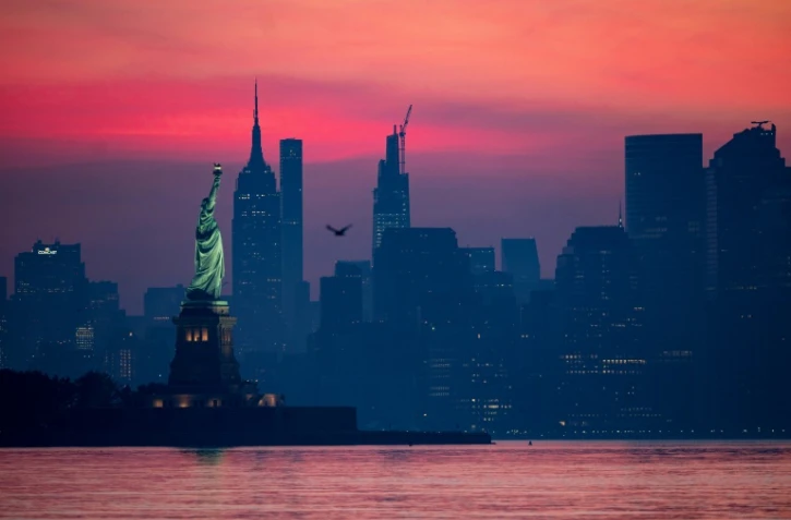 Une vue de la Statue de la Liberté et de la pointe de Manhattan à l'aube, le 19 juillet 2020
