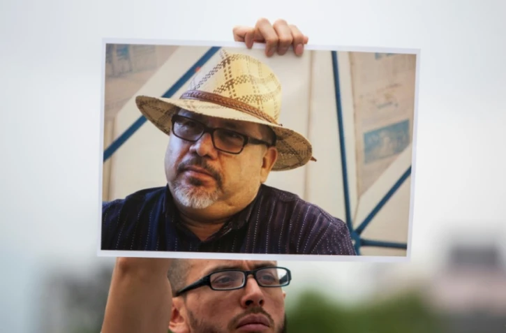 Le portrait du journaliste assassiné  Javier Valdez brandit par un manifestant le 15 mai 2017 à Monterrey, au Mexique