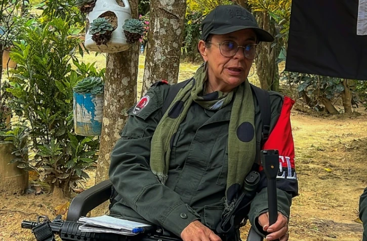 La commandante de l'ELN Luz Ammanda Payares Payares, alias Silvana Guerrero, donne une interview à l'AFP dans la région du Catatumbo, dans le nord-est de la Colombie, le 8 mars 2025