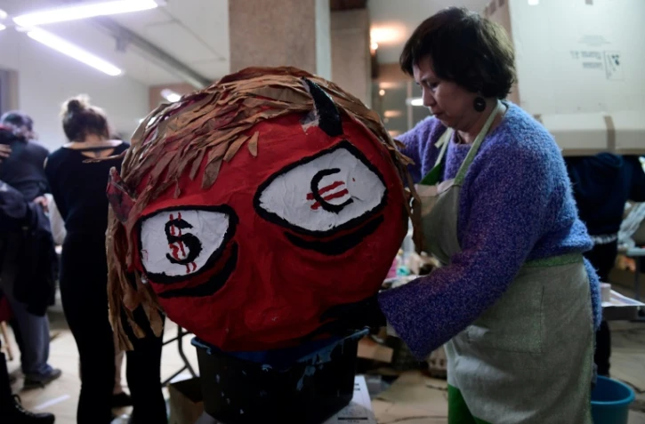 Une activiste prépare une banderole avant la marche pour le climat à Madrid