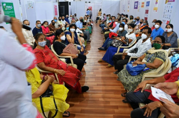 Le personnel médical donne des instructions à des personnes attendant d'être vaccinées contre le Covid-19, à Bombay (Inde) le 4 mars 2021