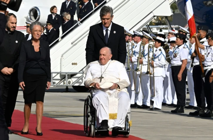 La Première ministre Elisabeth Borne (g) accueille le pape François à son arrivée à l'aéroport de Marseille, le 22 septembre 2023