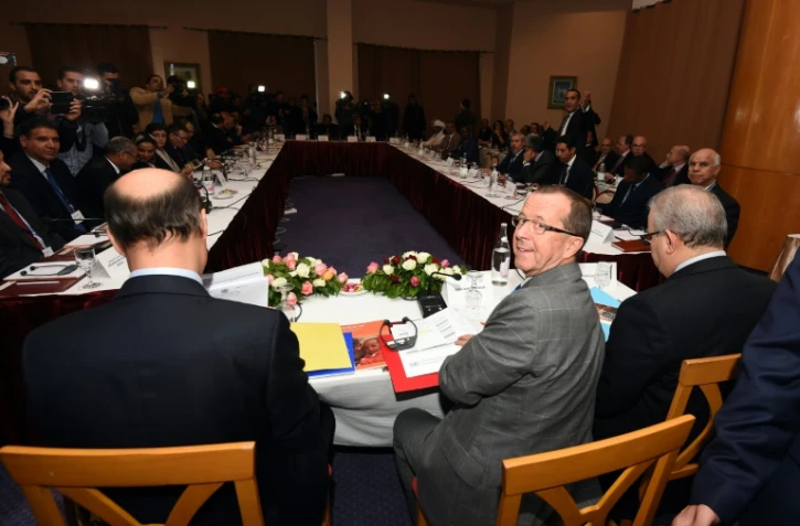 Martin Kobler (c), envoyé de l'ONU pour la Libye, préside le 10 décembre 2015 à Tunis une rencontre entre les factions de l'opposition libyenne