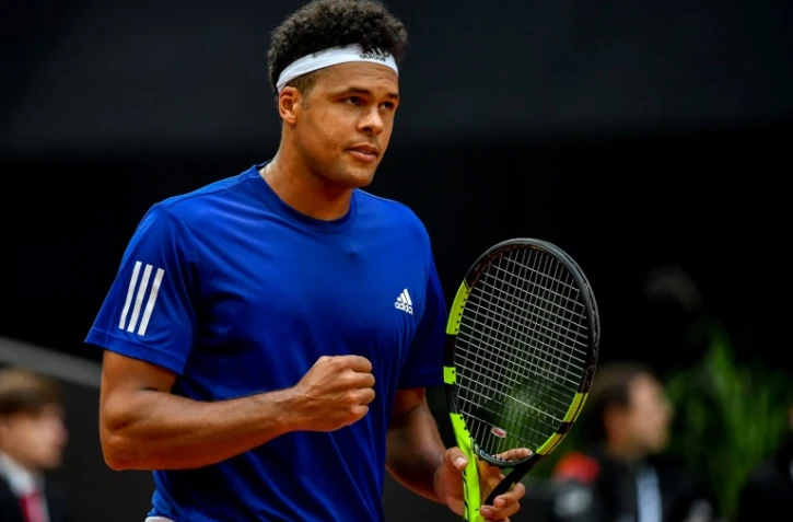 Le Français Jo-Wilfried Tsonga savoure sa victoire face au Serbe Laslo Djere en demi-finales de la Coupe Davis au stade Pierre-Mauroy, le 15 septembre 2017 à Villeneuve-d'Ascq