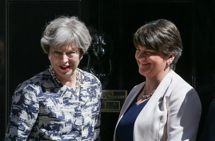 La Première ministre britannique Theresa May pose avec la cheffe du DUP nord-irlandais Arlene Foster devant le 10 Downing Street à Londres, le 26 juin.