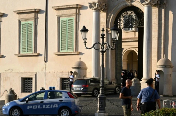 Une voiture transportant le Premier ministre italien Mario Draghi arrive au palais du Quirinal à Rome le 14 juillet 2022