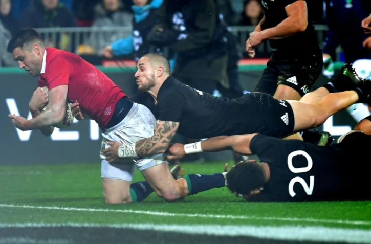 Conor Murray (g) des Lions britanniques marque un essai lors du test-match face aux All Blacks, le 1er juillet 2017 à Wellington 