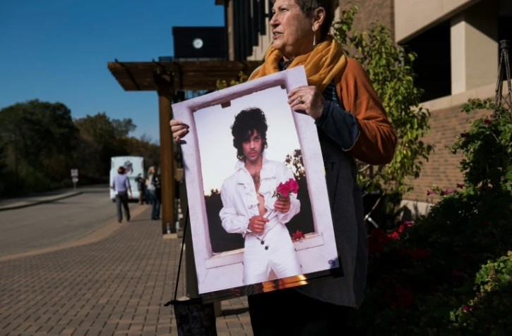 Phyllis Norden montre un poster acheté à Paisley Park à Chanhassen, Minnesota, le 6 octobre 2016