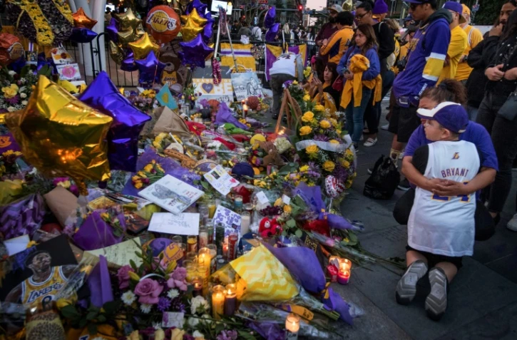 Des fans des Lakers rendent hommage à Kobe Bryant, le 31 janvier 2020 au Staples Center de Los Angeles