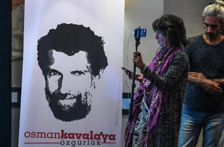 Une journaliste se tient devant une affiche représentant l'homme d'affaires et philanthrope turc Osman Kavala, lors d'une conférence de presse de ses avocats le 31 octobre 2018