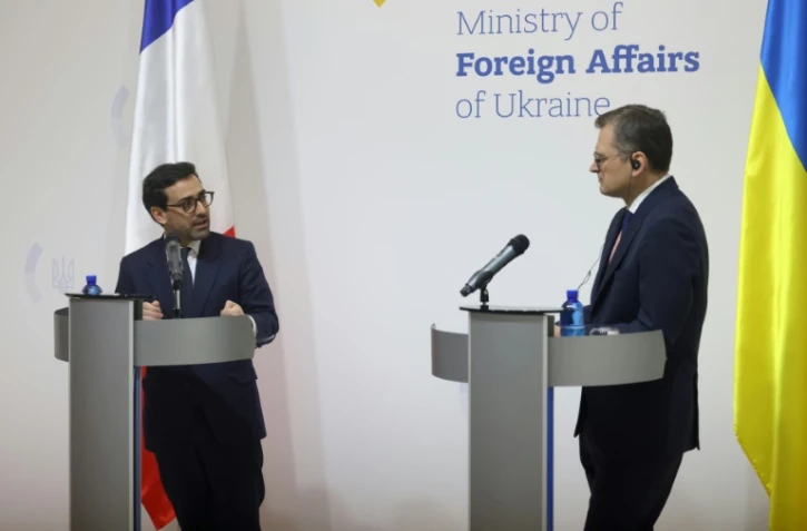 Le nouveau ministre des Affaires étrangères français, Stéphane Séjourné (g) lors d'une conférence de presse avec son homologue ukrainien Dmytro Kouleba, le 13 janvier 2024 à Kiev