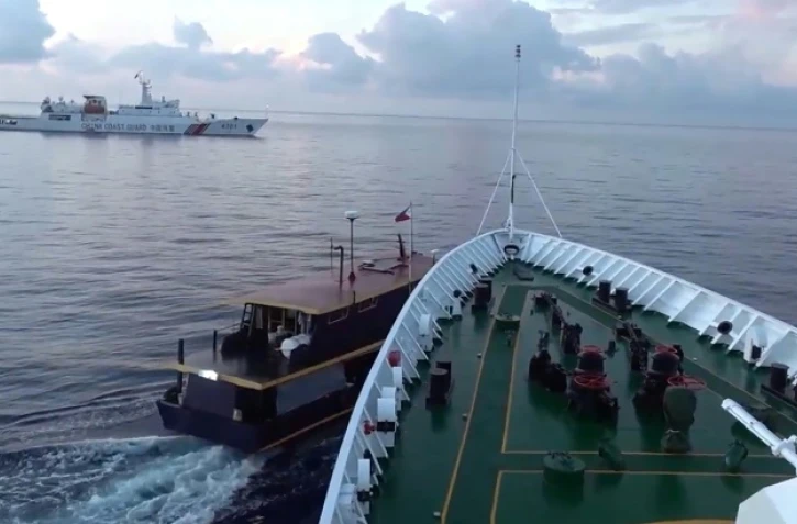 Collision entre un navire des garde-côte chinois (D) et un bateau Philippin à Second Thomas Shoal dans la mer de Chine méridionale, le 23 octobre 2023