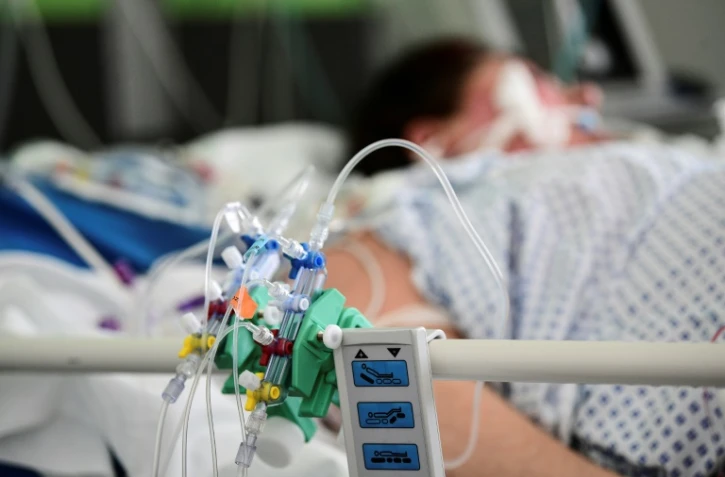 Une patiente atteint du  Covid-19 est allongée à l'hopital Pasteur à Colmar, dans l'est de la France, le 22 avril 2021