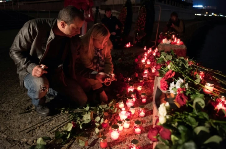 Fleurs et bougies le 25 décembre 2016 à Sochi en hommage aux victimes du Tupolev Tu-154 qui s'est abimé en mer Noire